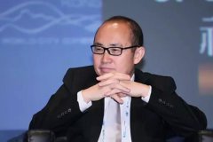 貧民窟里的億萬(wàn)富翁：一條褲子穿730天，創(chuàng)業(yè)資本只有80塊--祥聚座椅