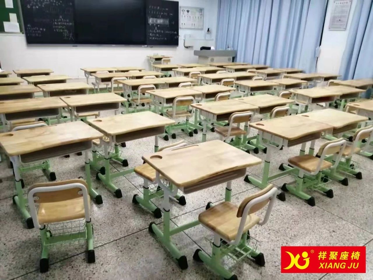 潮州城南中英文學(xué)校用的原木風(fēng)格課桌椅是怎樣的？