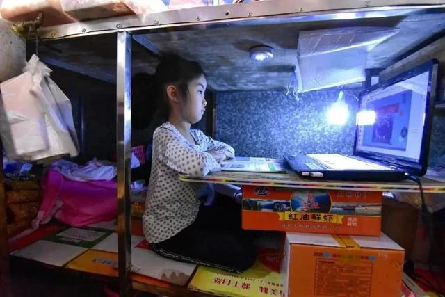 課桌椅，不要讓學習環(huán)境成為孩子夢想前進道路上的阻礙