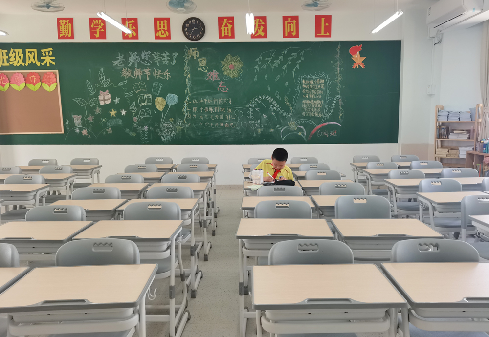 課桌椅如此重要？家長自費給孩子全班換課桌椅！連上2個熱搜！